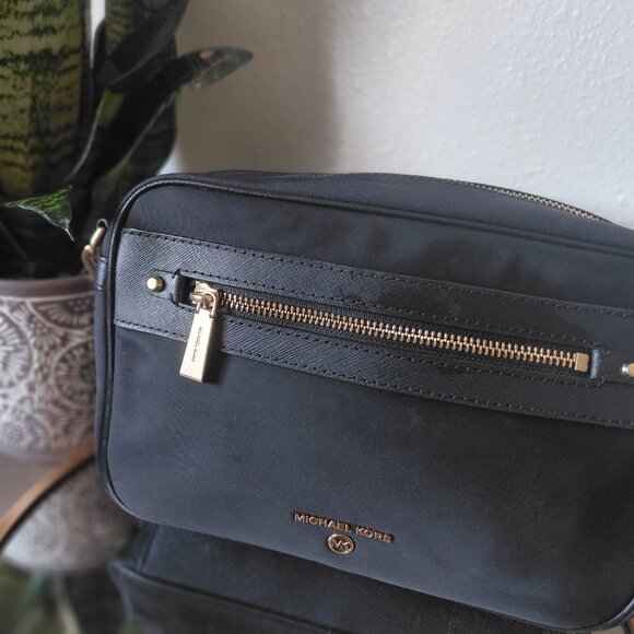 Micahel korss cross body bag - Picture 1 of 2